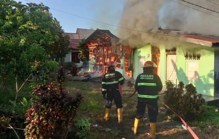 Kebakaran Hanguskan Rumah Dan Kontrakan Di Parupuk Tabing Padang