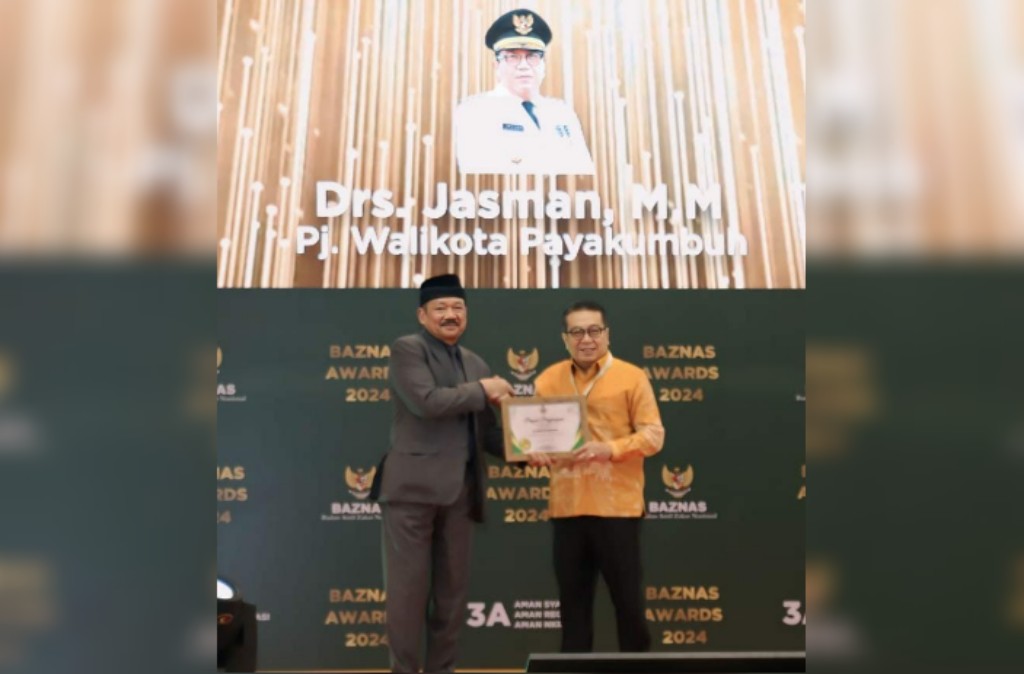 Pj Wako Payakumbuh Terima Penghargaan Baznas Award 2024