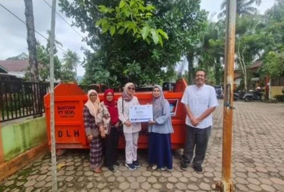 PT Supreme Energy Bantu Kontainer Sampah Untuk DLH Kota Padang