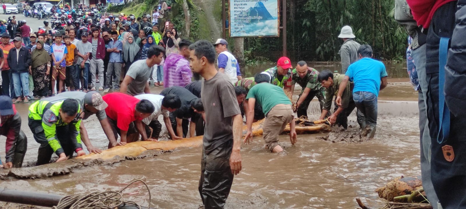 Pasca Diterjang Banjir Lahar Dingin Jalan Utama Padang Bukittinggi