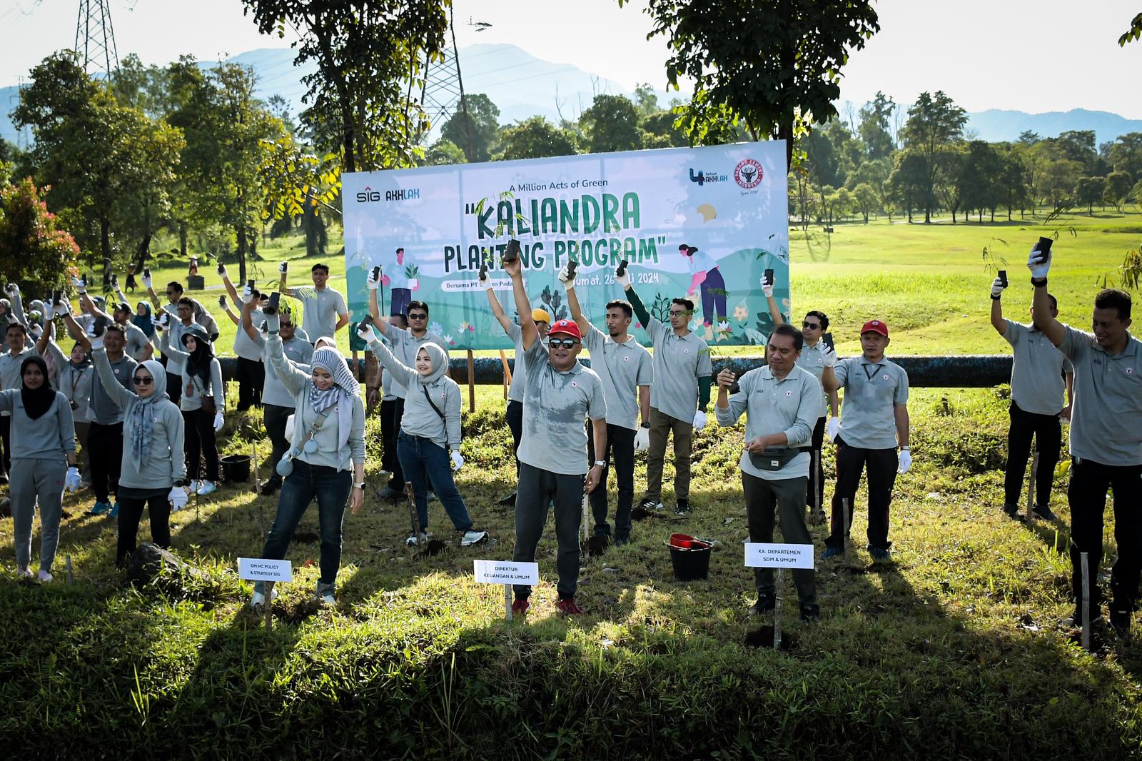 PT Semen Padang Gelar A Million Acts Of Green Kaliandra Planting