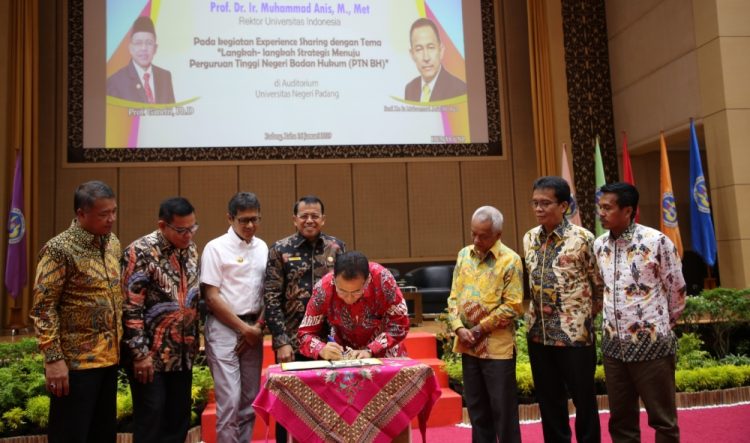 Rektor UNP Ganefri menandatangani kerja sama dengan Rektor Universitas Indonesia Muhammad Anis, Rabu (16/1/2019). (Foto: Humas UNP).