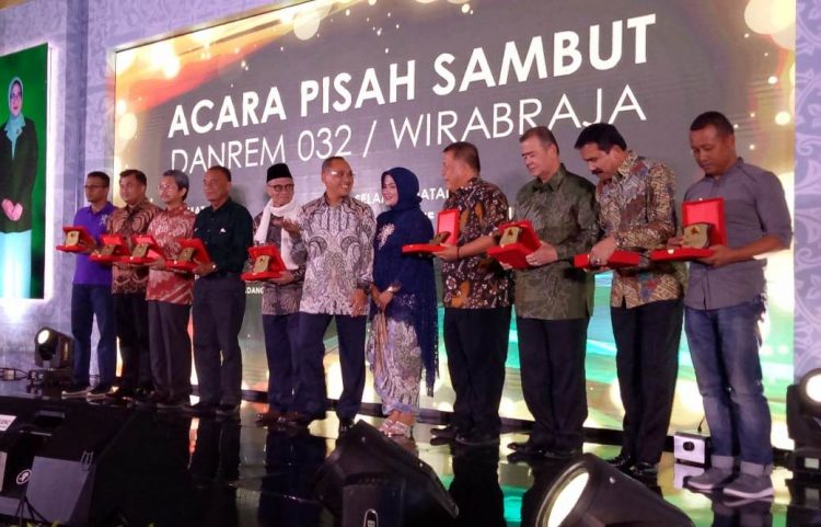 Wakil Gubernur, Kapolda dan sejumlah tokoh masyarakat dalam acara pisah sambut Danrem. (Foto: Humas Pemprov Sumbar)