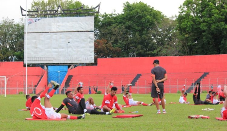 Skuad Semen Padang FC saat latihan jelang menghadapi PS Tira. (Foto: Rahmadi)