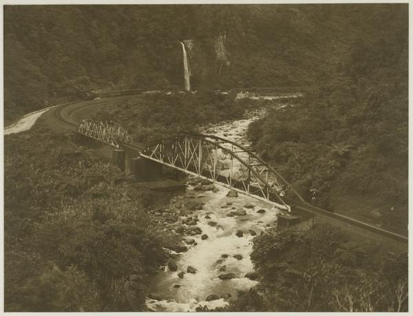 Jembatan kereta api di kawasan Lembah Anai sekitar tahun 1900. (Foto: KITLV)
