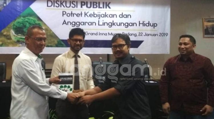 Wakil Ketua KPK Laode M Syarif (kedua dari kiri) diskusi yang diadakan Perkumpulan Integritas, Yayasan Auriga dan Pusako Universitas Andalas di  Padang, Selasa (22/1/2019). (Foto: Rahmadi)