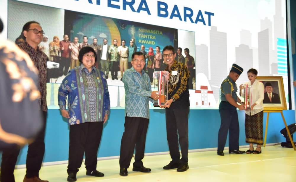 Gubernur Terima Anugerah Nirwasita Tantra, 8 Daerah di Sumbar Dapat Adipura