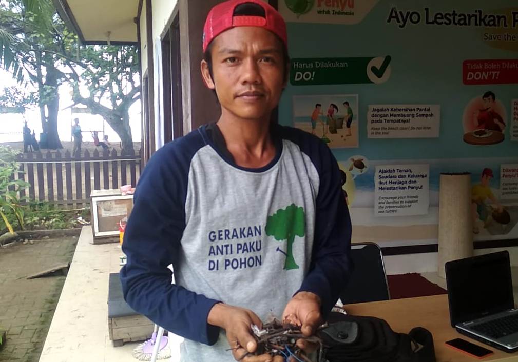 Pegiat Lingkungan Bebaskan Pohon dari Tusukan Paku