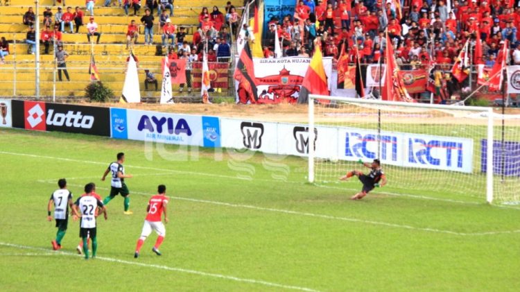 Semen Padang FC kalah 1-2 saat menghadapi PS Tira di Stadion GOR Haji Agus Salim, Padang, Jumat (26/1/2019). (Foto: Rahmadi)
