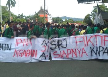 Puluhan mahasiwa aksi memperingati tiga tahun pemerintahan IP-NA (Foto: Rahmadi)