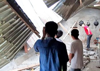 Warga melihat bangunan yang rusak akibat gempa 5,3 SR di Solok Selatan (Foto: BPBD Solok Selatan)