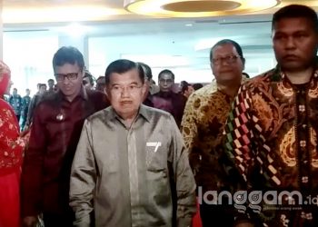 Wakil Presiden Indonesia, Jusuf Kalla saat masuk ke ruangan Rapat Kerja Nasional APPSI di Hotel Grand Inna Muara, Padang (Rahmadi)