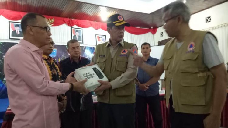 Kepala BNPB Doni Monardo menyerahkan bantuan kepada Bupati Kepulauan Mentawai Yudas Sabaggalet. (Foto: Humas Pemprov Sumbar)