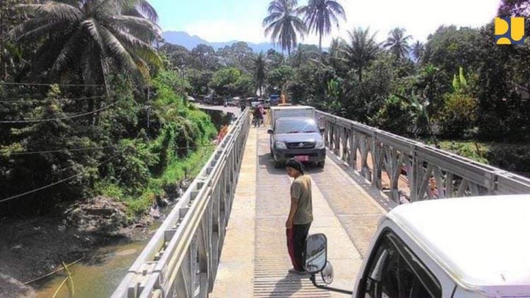 Jembatan darurat di Nagari Kayu Tanam di Jalur Padang-Bukittinggi. (Foto: pu.go.id)