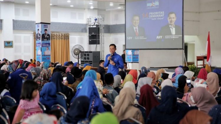 Komandan Kogasma Demokrat Agus Harimurti Yudhoyono (AHY) saat menjelaskan tentang 14 Prioritas Partai Demokrat di Gedung Nasional Maharajo, Kabupaten Tanah Datar, Sumatra Barat, Rabu (20/3/2019), siang. (Foto: Kogasma DPP-PD)
