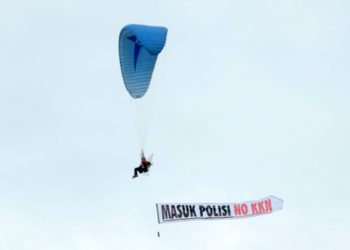 Antraksi terjun payung yang digelar dalam acara pengambilan sumpah dan penandatangan pakta integritas penerimaan calon anggota polri 2019 (Foto: Humas Polda Sumbar)