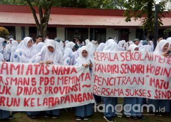 Siswa SMAN 5 Padang aksi tuntut kepala sekolah mundur dari jabatannya (Foto: Rahmadi)