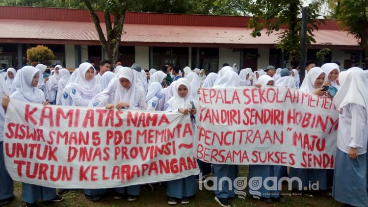 Siswa SMAN 5 Padang aksi tuntut kepala sekolah mundur dari jabatannya (Foto: Rahmadi)
