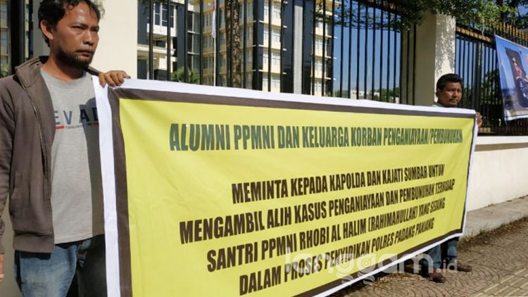 Alumni PPMNI unjuk rasa di depan Mapolda Sumbar (Foto: Rahmadi)