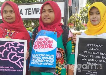 Peringatan Hari Perempuan Internasional di depan Transmart Padang (Foto: Rahmadi)