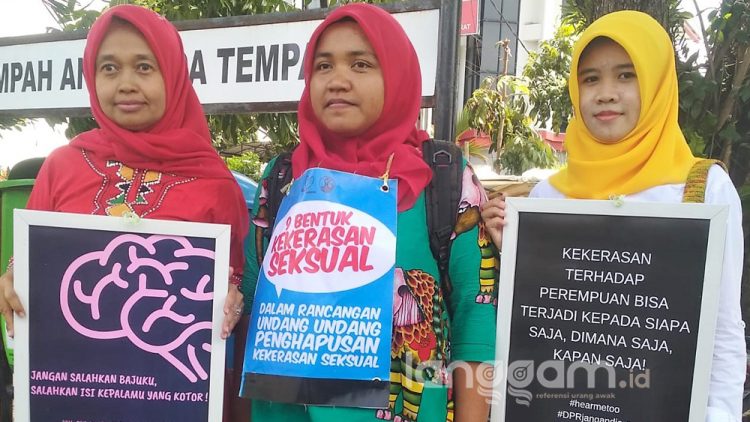 Peringatan Hari Perempuan Internasional di depan Transmart Padang (Foto: Rahmadi)
