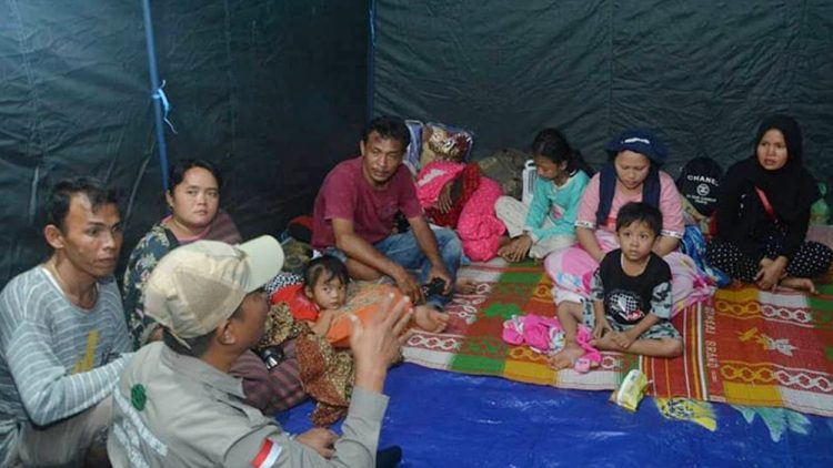 Wakil Bupati Solok Selatan, Abdul Rahman mengunjungi tenda darurat korban gempa magnitudo 5,3 yang mengguncang daerah itu (Foto: Humas Pemkab Solok Selatan)