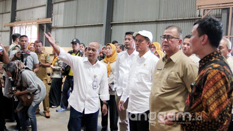 Komisi VI DPR RI beserta rombongan berada di salah satu gudang beras milik Bulog Divre Sumbar (Foto: FZ/Langgam.id)