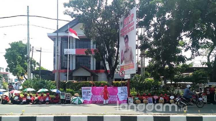 Aksi diam perempuan di Padang dalam memperingati Hari Perempuan Internasional (Foto: Rahmadi)