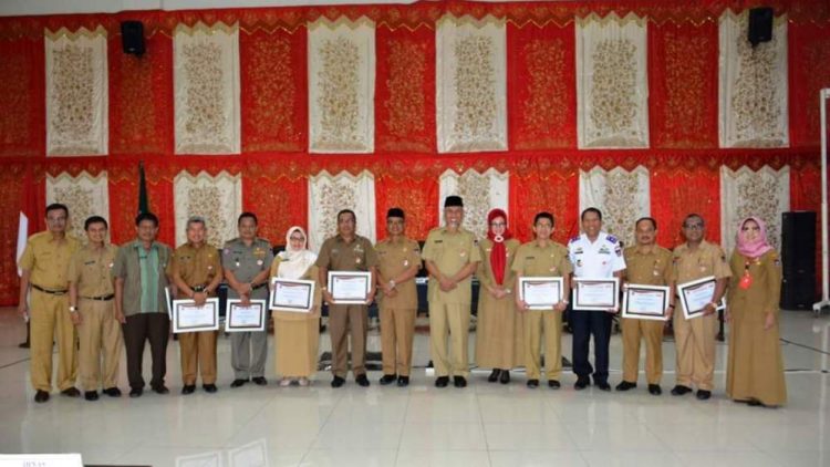 Wali Kota Padang Mahyeldi berfoto bersama 10 pejabat yang dapat penghargaan. (Foto: Humas Pemko Padang)