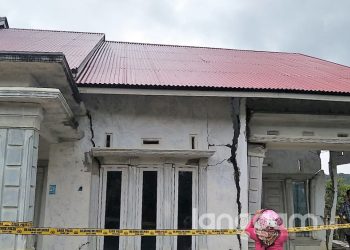 Salah satu rumah warga yang rusak akibat gempa Solok Selatan (Foto: IR)