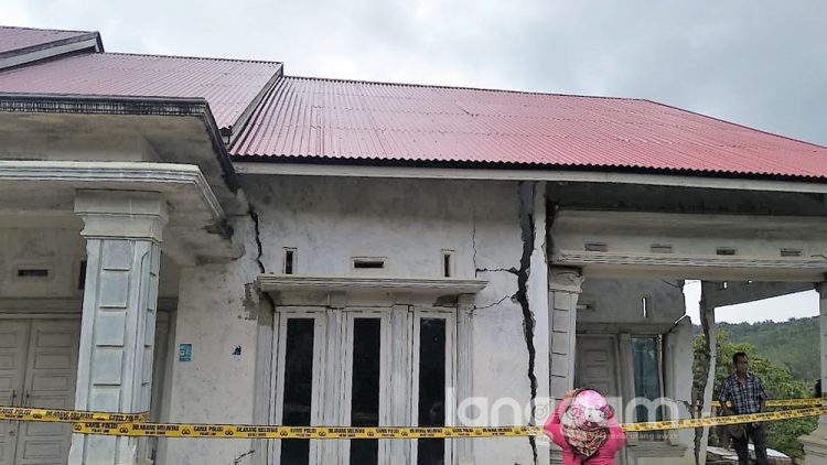 Salah satu rumah warga yang rusak akibat gempa Solok Selatan (Foto: IR)