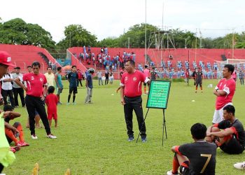 Syafrianto Rusli bersama tim Kabau Sirah dalam latihan jelang Piala Presiden 2019 di lapangan Gor H. Agus Salim Padang (Foto: Rahmadi)