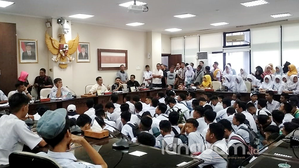 Siswa SMAN 5 Padang Adukan Kepsek ke DPRD Sumbar