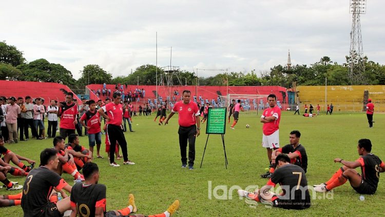 Pelaih Semen Padang Syafrianto Rusli dan Tim Kabau Sirah dalam latihan menjelang hadapi Piala Presiden 2019 di lapangan Gor H. Agus Salim Padang (Foto: Rahmadi)