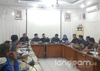 Anggota SPSI PT. Catur Sentosa Adiprana melapor ke DPRD Kota Padang (Foto: Rahmadi)