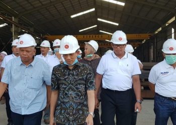 Wamen ESDM Arcandra tahar (tengah) mengunjungi pabrik PT Kunango Jantan, Sabtu (9/3). FOTO: Ist