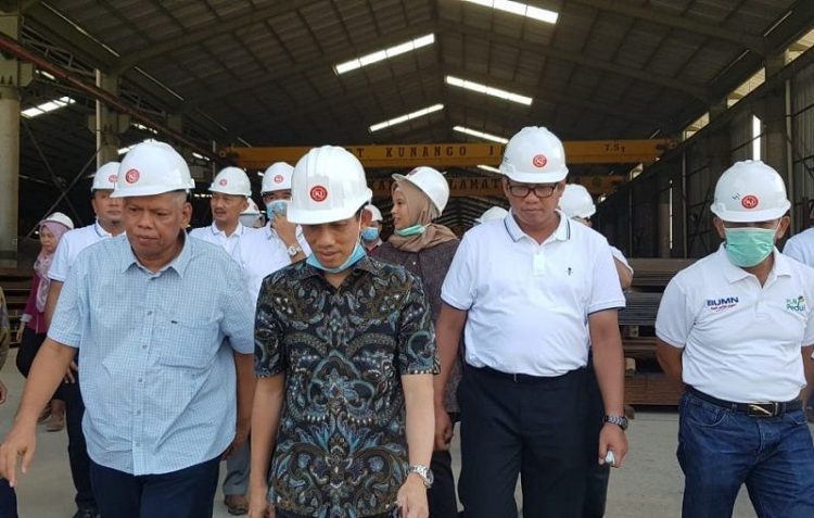 Wamen ESDM Arcandra tahar (tengah) mengunjungi pabrik PT Kunango Jantan, Sabtu (9/3). FOTO: Ist