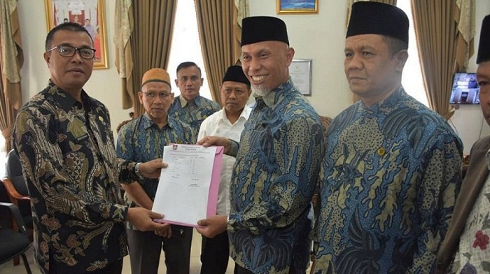 Wali Kota Padang Serahkan Bantuan untuk Korban Gempa Solok Selatan