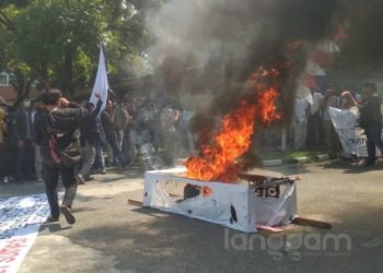 Demonstrasi mahasiswa UBH. (Foto: Rahmadi)