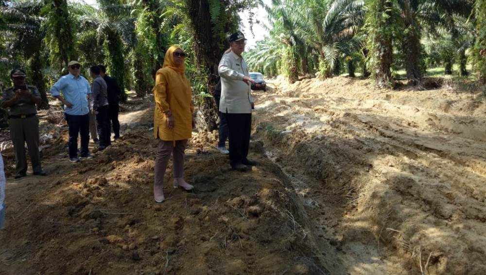 4,5 Jam Lewat Jalan Berlumpur ke Teluk Tapang