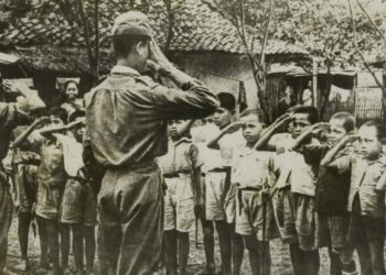 Ilustrasi - Tentara Jepang dengan anak-anak Indonesia. (Foto: KITLV - leidenuniv.nl)