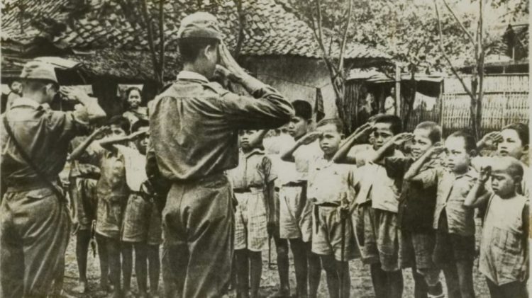 Ilustrasi - Tentara Jepang dengan anak-anak Indonesia. (Foto: KITLV - leidenuniv.nl)