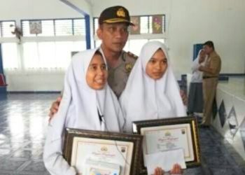 Dua siswi dapat penghargaan dari Kapolres Solok Kota. (Foto: tribratanews.sumbar.polri.go.id)