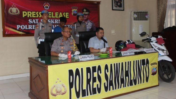 Wakapolres Sawahlunto bersama Kasat Reskrim dalam jumpa pers. (Foto: Polres Sawahlunto/tribratanews.sumbar.polri.go.id)