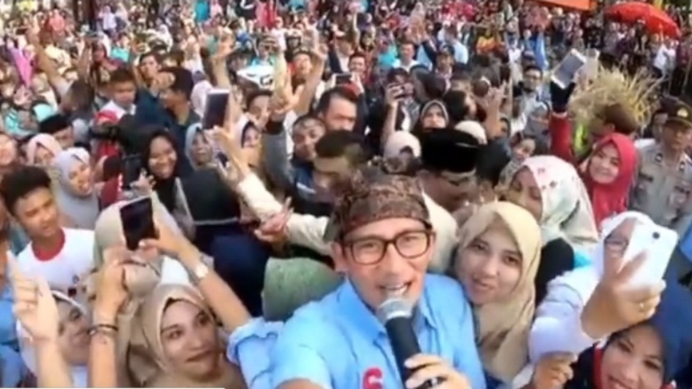 Kunjungi Sumbar, Sandiaga Cicipi Teh Talua dan Bersilat di Sawah