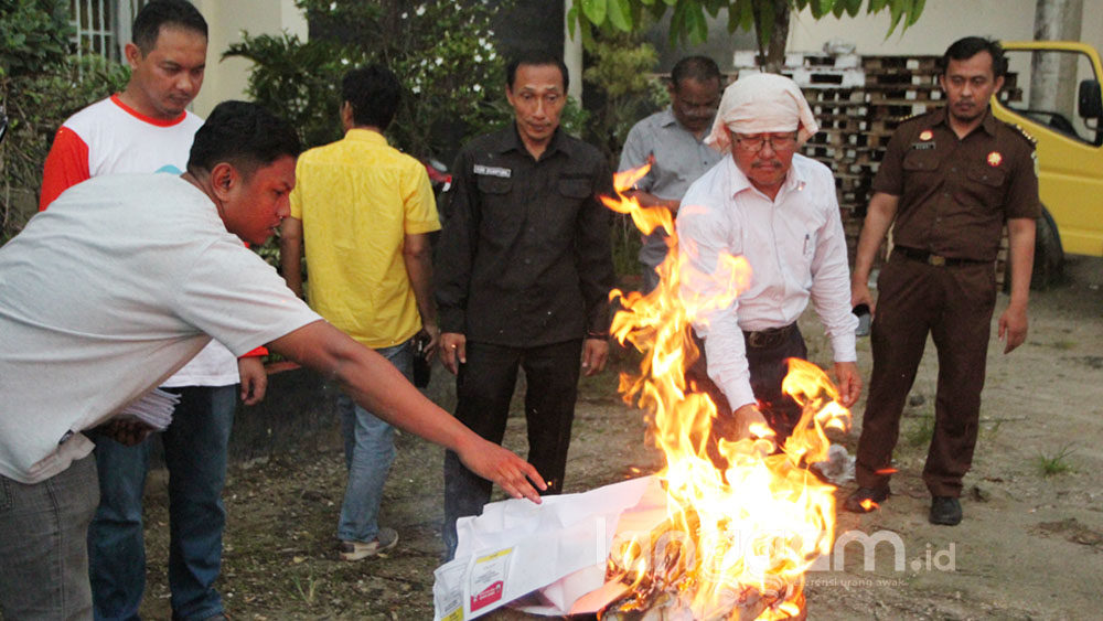 Antisipasi Penyalahgunaan, KPU Pessel Musnahkan Surat Suara Rusak dan Berlebih