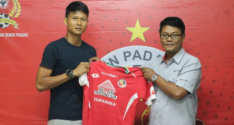 Bek gaek Dedy Gusmawan resmi bergabung di Semen Padang FC