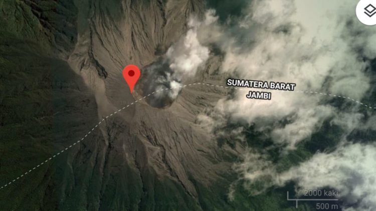 Batas Provinsi Sumatra Barat dan Jambi di puncak Gunung Kerinci sebagaimana dilihat di google map. (Sumber: google map)