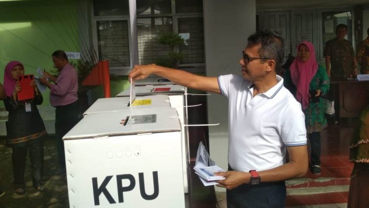 Gubernur Sumbar Irwan Prayitno memasukkan kertas suara ke dalam kotak setelah mencoblos. (Foto: Rahmadi)