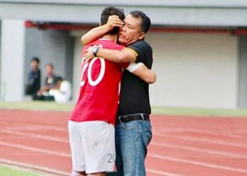 Juffo berpelukan dengan pelatih semen Padang FC Syafrianto Rusli (Foto: IG Juffo @ nildovictorjuffo)
